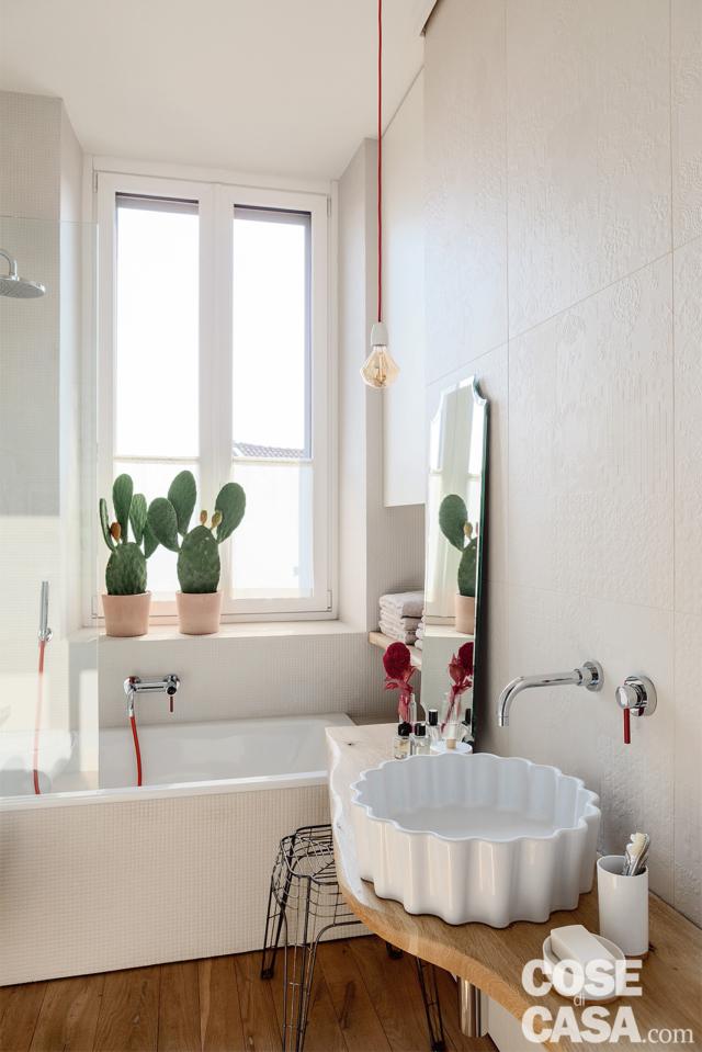 bagno, finestra, vasca, davanzale con piante grasse, piano in legno curvo, lavabo da appoggio sagomato, rubinetteria a parete, specchio, sospensione industrial con cavo colorato, soffione bagno, finestra, vasca, davanzale con piante grasse, piano in legno curvo, lavabo da appoggio sagomato, rubinetteria a parete, specchio, sospensione industrial con cavo colorato, soffione
