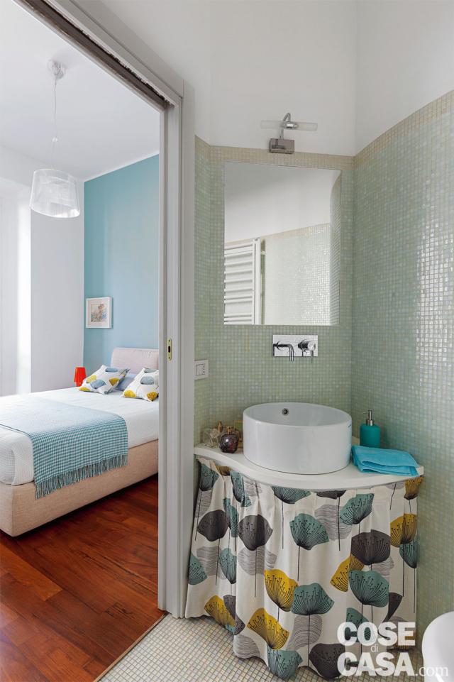 camera matrimoniale, letto, tessile, bagno, rivestimento a mosaico, lavabo da appoggio, tendina a motivo floreale, specchio, applique, pavimento a mosaico bianco camera matrimoniale, letto, tessile, bagno, rivestimento a mosaico, lavabo da appoggio, tendina a motivo floreale, specchio, applique, pavimento a mosaico bianco