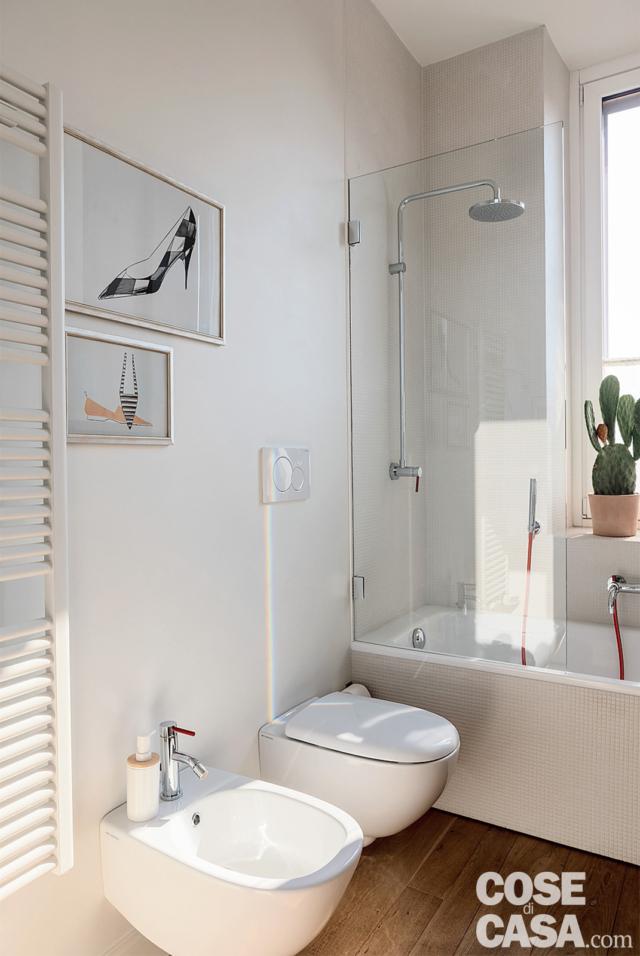 bagno, scaldasalviette, sanitari sospesi, vasca, soffione, divisorio vetrato, pavimento in legno, stampe incorniciate a parete bagno, scaldasalviette, sanitari sospesi, vasca, soffione, divisorio vetrato, pavimento in legno, stampe incorniciate a parete