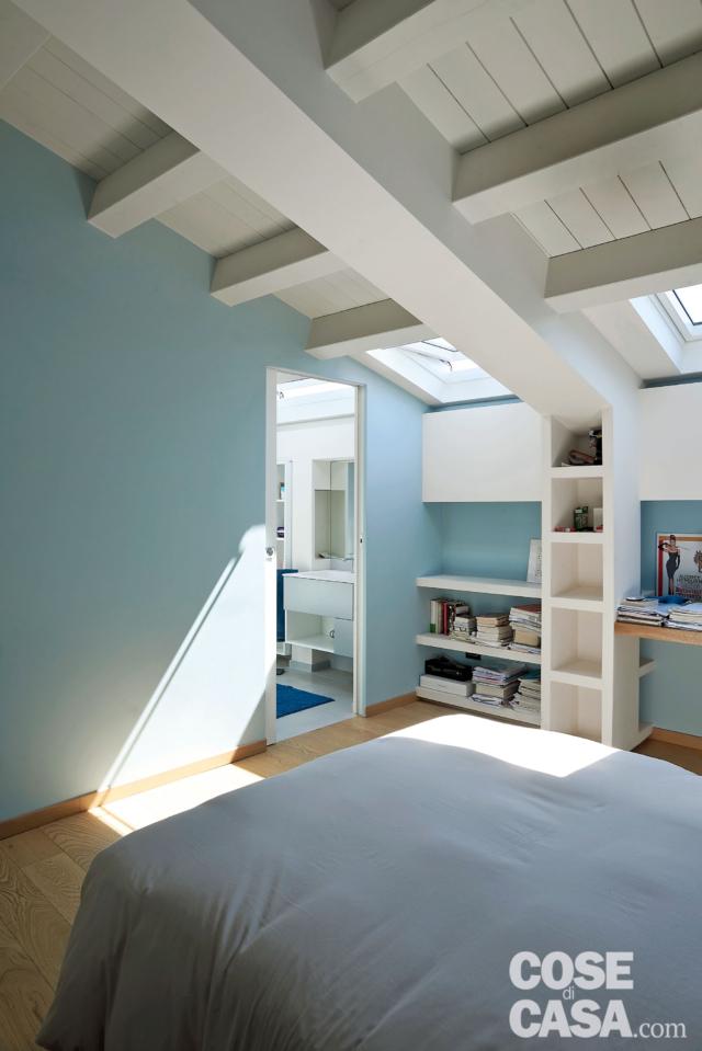 Arredare il sottotetto, camera da letto con travi a vista e finestre Velux. Arredare il sottotetto, camera da letto con travi a vista e finestre Velux.