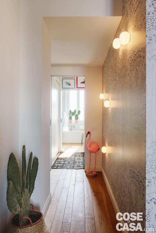 corridoio d'ingresso, pavimento in legno, applique sferiche, ribassamento a soffitto, antibagno corridoio d'ingresso, pavimento in legno, applique sferiche, ribassamento a soffitto, antibagno