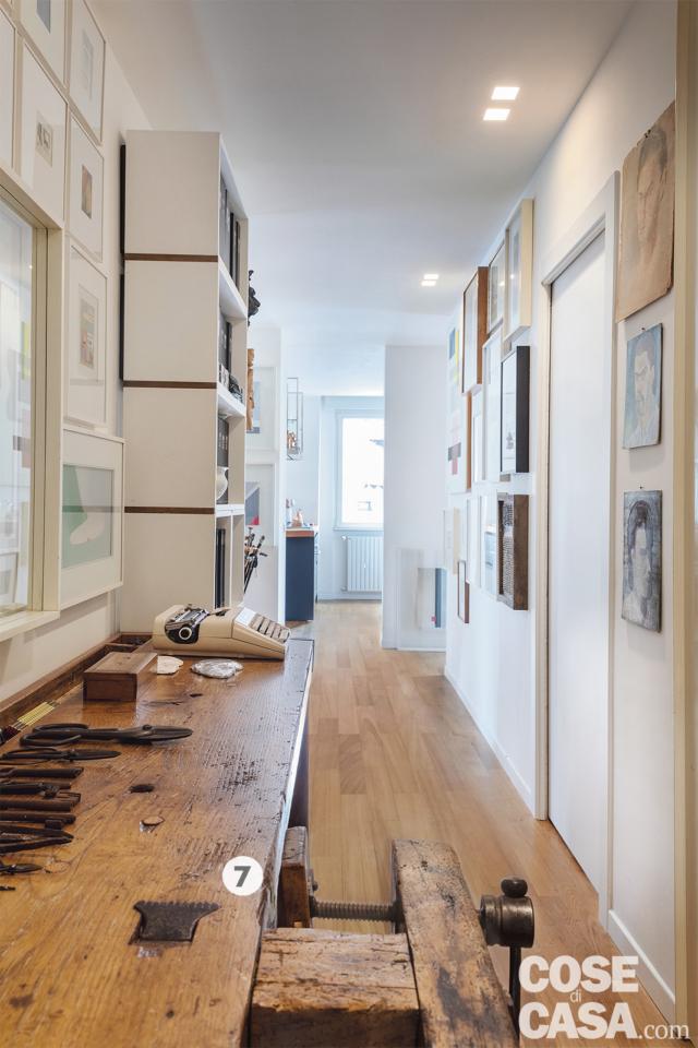ingresso del trilocale, corridoio, tavolo da falegname in legno, libreria bianca, macchina per scrivere, pavimento in parquet ingresso del trilocale, corridoio, tavolo da falegname in legno, libreria bianca, macchina per scrivere, pavimento in parquet