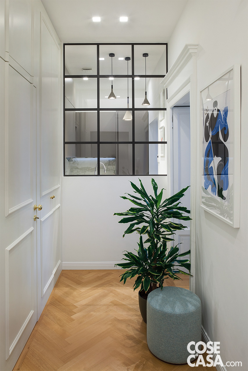 Nel corridoio di questo appartamento, riprendendo uno stile classico, è stata realizzata una composizione che riproduce una boiserie, sempre in legno laccato bianco, che integra in continuità le ante di due armadi e le porte a battente rasomuro del bagno e della camera. Progetto architettonico, disegno arredo: Chiara Costa e Claudia Ponti Architetti. Direzione lavori: arch. Chiara Costa, www.architetticostaponti.it. Foto: Cristina Fiorentini Styling: Laura Mauceri. Nel corridoio di questo appartamento, riprendendo uno stile classico, è stata realizzata una composizione che riproduce una boiserie, sempre in legno laccato bianco, che integra in continuità le ante di due armadi e le porte a battente rasomuro del bagno e della camera. Progetto architettonico, disegno arredo: Chiara Costa e Claudia Ponti Architetti. Direzione lavori: arch. Chiara Costa, www.architetticostaponti.it. Foto: Cristina Fiorentini Styling: Laura Mauceri.