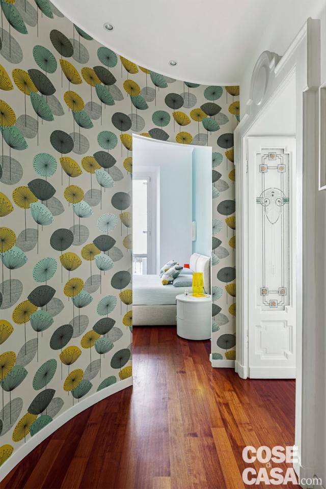 disimpegno, parete curva, rivestimento in carta da parati motivo floreale, zoccolino bianco, pavimento in parquet, porta, ingresso della camera disimpegno, parete curva, rivestimento in carta da parati motivo floreale, zoccolino bianco, pavimento in parquet, porta, ingresso della camera
