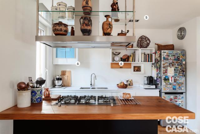 cucina del trilocale, penisola con top in legno e fuochi a gas, cappa a isola, composizione a parete, lavello, frigorifero freestanding inox, portafinestra cucina del trilocale, penisola con top in legno e fuochi a gas, cappa a isola, composizione a parete, lavello, frigorifero freestanding inox, portafinestra