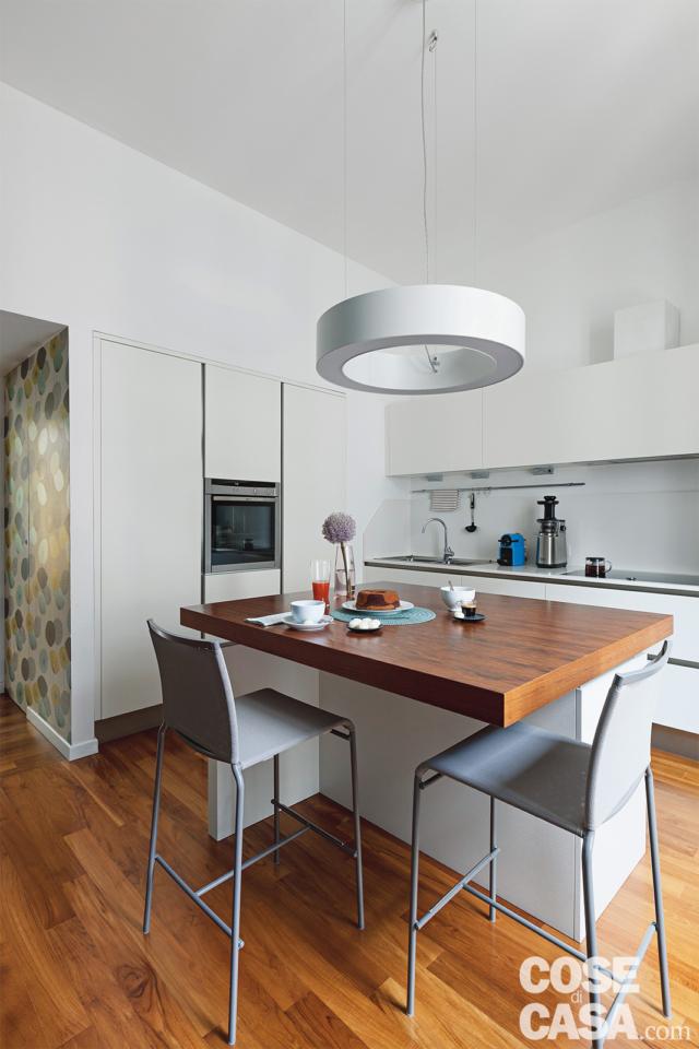cucina, composizione angolare in laccato bianco, colonne incassate, basi e pensili, isola centrale con piano in legno, sgabelli da bar, lampada a sospensione circolare ad anello, pavimento in parquet cucina, composizione angolare in laccato bianco, colonne incassate, basi e pensili, isola centrale con piano in legno, sgabelli da bar, lampada a sospensione circolare ad anello, pavimento in parquet