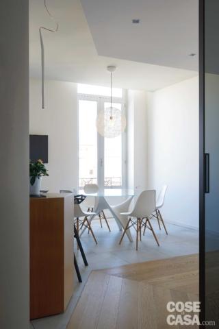 Zona pranzo della cucina nell'appartamento sottotetto con tavolo rotondo bianco, modello Arc di Molteni&C. (www.molteni.it) e basamento in resina cementizia bianca. Intorno, sedie Dsw di Vitra (vitra.com), design Charles e Ray Eames, con gambe in legno chiaro e scocca bianca in policarbonato. Zona pranzo della cucina nell'appartamento sottotetto con tavolo rotondo bianco, modello Arc di Molteni&C. (www.molteni.it) e basamento in resina cementizia bianca. Intorno, sedie Dsw di Vitra (vitra.com), design Charles e Ray Eames, con gambe in legno chiaro e scocca bianca in policarbonato.