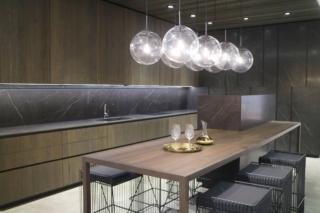 cucina piano gres Xlight Liem Dark Silk gamadecor emotions ante in quercia design essenziale cucina piano gres Xlight Liem Dark Silk gamadecor emotions ante in quercia design essenziale