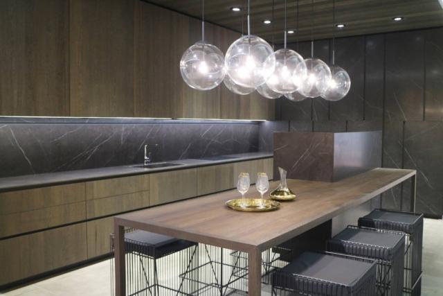 cucina piano gres Xlight Liem Dark Silk gamadecor emotions ante in quercia design essenziale cucina piano gres Xlight Liem Dark Silk gamadecor emotions ante in quercia design essenziale