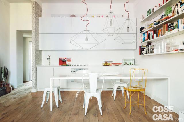 zona cottura del bilocale recuperato, tavolo da pranzo, sedute industrial, pavimento in legno, lampade a sospensione, ripiani zona cottura del bilocale recuperato, tavolo da pranzo, sedute industrial, pavimento in legno, lampade a sospensione, ripiani
