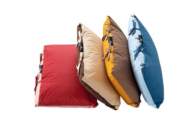 arredare il sottotetto, plaid in piuma d'oca in quattro varianti di colore, rosso/rosa, beige/marrone, nocciola/giallo e azzurro chiaro/scuro, piegati a formare un cuscino con laccetti. arredare il sottotetto, plaid in piuma d'oca in quattro varianti di colore, rosso/rosa, beige/marrone, nocciola/giallo e azzurro chiaro/scuro, piegati a formare un cuscino con laccetti.
