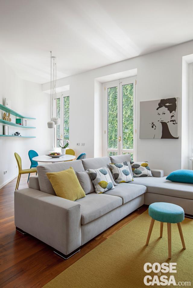 soggiorno del trilocale rinnovato, divano grigio, chaise longue, cuscini coordinati, tappeto senape, sgabello, portafinestra soggiorno del trilocale rinnovato, divano grigio, chaise longue, cuscini coordinati, tappeto senape, sgabello, portafinestra