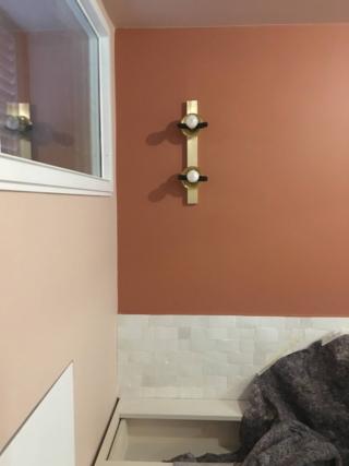 fase di montaggio lampade in bagno rosa