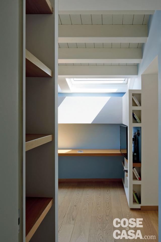 Arredare il sottotetto, porzione di camera con postazione lavoro ricavata sotto una finestra nel tetto Velux. Arredare il sottotetto, porzione di camera con postazione lavoro ricavata sotto una finestra nel tetto Velux.