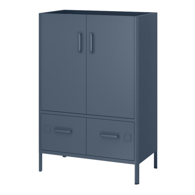 Il mobile con ante e cassetti serie Idåsen (design Jon Karlsson) di Ikea (misure L80 x P 47 x H 119 cm) è disponibile in blu e in beige; ha ammortizzatori integrati che ne permettono la chiusura lenta e silenziosa. La superficie di metallo (acciaio con finitura epossidica/poliestere a polvere) può diventare supporto per calamite, trasformandosi così in allegra bacheca colorata. Questa serie nasce per ricreare ambienti adatti all’home office, ma si presta perfettamente anche a dare un tocco industriale vagamente vintage ad ambienti dall’arredamento di segno contemporaneo. La possibilità di aggiungere serrature smart Rothult – nascoste internamente, che si aprono senza chiavi mediante tessere elettroniche incluse o smartphone dotato di supporto NFC o RFID – ne amplia la funzionalità senza modificarne la pulizia formale. Prezzo a partire da 199 euro. www.ikea.com Il mobile con ante e cassetti serie Idåsen (design Jon Karlsson) di Ikea (misure L80 x P 47 x H 119 cm) è disponibile in blu e in beige; ha ammortizzatori integrati che ne permettono la chiusura lenta e silenziosa. La superficie di metallo (acciaio con finitura epossidica/poliestere a polvere) può diventare supporto per calamite, trasformandosi così in allegra bacheca colorata. Questa serie nasce per ricreare ambienti adatti all’home office, ma si presta perfettamente anche a dare un tocco industriale vagamente vintage ad ambienti dall’arredamento di segno contemporaneo. La possibilità di aggiungere serrature smart Rothult – nascoste internamente, che si aprono senza chiavi mediante tessere elettroniche incluse o smartphone dotato di supporto NFC o RFID – ne amplia la funzionalità senza modificarne la pulizia formale. Prezzo a partire da 199 euro. www.ikea.com