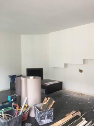 il soggiorno con le pareti a gradoni prima della ristrutturazione