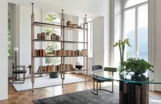 La libreria modulare bifacciale Aria di Porada ha le colonne portanti realizzate in frassino con fissaggio a soffitto; le mensole sono in frassino o in cristallo fumé. È possibile aggiungere cassettiere e contenitori in frassino supportati da un telaio in metallo nero opaco. Misura L 214 x P 40 x H 279 cm. Prezzo 12.331 euro. www.porada.it La libreria modulare bifacciale Aria di Porada ha le colonne portanti realizzate in frassino con fissaggio a soffitto; le mensole sono in frassino o in cristallo fumé. È possibile aggiungere cassettiere e contenitori in frassino supportati da un telaio in metallo nero opaco. Misura L 214 x P 40 x H 279 cm. Prezzo 12.331 euro. www.porada.it