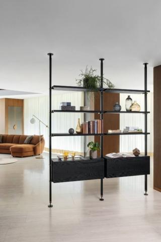 Una struttura in alluminio, nero o bronzo opaco, per la libreria modulare e polifunzionale Cluster di Calligaris che ha le mensole disponibili in metallo o in legno, la finitura bifacciale di ogni elemento permette di utilizzarla come elemento divisorio grazie anche ai montanti da fissare a soffitto. È disponibile in quattro formati. Misura L da 260 a 315 x P  x H 240 cm. Prezzo su richiesta.   www.calligaris.com Una struttura in alluminio, nero o bronzo opaco, per la libreria modulare e polifunzionale Cluster di Calligaris che ha le mensole disponibili in metallo o in legno, la finitura bifacciale di ogni elemento permette di utilizzarla come elemento divisorio grazie anche ai montanti da fissare a soffitto. È disponibile in quattro formati. Misura L da 260 a 315 x P  x H 240 cm. Prezzo su richiesta.   www.calligaris.com