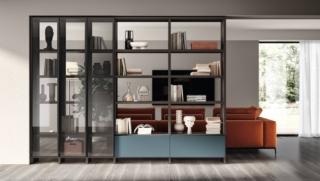 Il sistema a parete Fluida di Scavolini, nella versione interparete fissata a soffitto, permette di far dialogare ambienti diversi in modo funzionale. La struttura, in finitura Grigio Ferro, è dotata di vani a giorno e ante telaio in alluminio finitura Grigio Antracite e vetro Fumé trasparente, in abbinamento alle due basi con cestoni estraibili dotati di ante in laccato opaco Verde Ottanio. Prezzo su richiesta. www.scavolini.com Il sistema a parete Fluida di Scavolini, nella versione interparete fissata a soffitto, permette di far dialogare ambienti diversi in modo funzionale. La struttura, in finitura Grigio Ferro, è dotata di vani a giorno e ante telaio in alluminio finitura Grigio Antracite e vetro Fumé trasparente, in abbinamento alle due basi con cestoni estraibili dotati di ante in laccato opaco Verde Ottanio. Prezzo su richiesta. www.scavolini.com