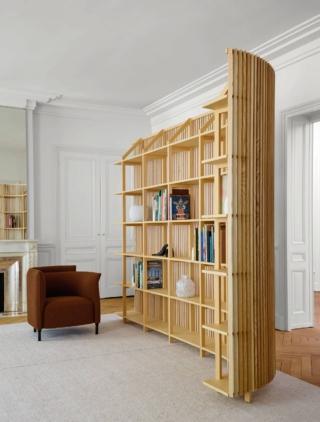 Multifunzione il complemento di arredo Marechiaro di Ligne Roset che è, nello stesso tempo, un paravento e una libreria e può essere usato per separare qualsiasi ambiente. La struttura è caratterizzata da una fitta serie di doghe in legno massello lavorato, disponibile nelle finiture frassino naturale o tinto nero, assemblate in una trama rada che garantisce una certa trasparenza. Un elemento concavo misura L 87 x P 87 x H 230 cm, prezzo su richiesta. www.ligne-roset.com Multifunzione il complemento di arredo Marechiaro di Ligne Roset che è, nello stesso tempo, un paravento e una libreria e può essere usato per separare qualsiasi ambiente. La struttura è caratterizzata da una fitta serie di doghe in legno massello lavorato, disponibile nelle finiture frassino naturale o tinto nero, assemblate in una trama rada che garantisce una certa trasparenza. Un elemento concavo misura L 87 x P 87 x H 230 cm, prezzo su richiesta. www.ligne-roset.com