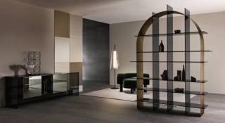 La libreria freestanding bifacciale Paradigma di Tonelli Design può essere collocata con facilità in qualsiasi ambiente grazie alle misure contenute e allo sviluppo verticale. È completamente realizzata in vetro nella variante fumé con elementi geometrici ad incastro, nella forma di arco o cerchio, in lamiera sottile nella finitura bronzo spazzolato o nero spazzolato. Misura L 173 x P 40 x H 230 cm. Prezzo 7.720 euro. www.tonellidesign.it La libreria freestanding bifacciale Paradigma di Tonelli Design può essere collocata con facilità in qualsiasi ambiente grazie alle misure contenute e allo sviluppo verticale. È completamente realizzata in vetro nella variante fumé con elementi geometrici ad incastro, nella forma di arco o cerchio, in lamiera sottile nella finitura bronzo spazzolato o nero spazzolato. Misura L 173 x P 40 x H 230 cm. Prezzo 7.720 euro. www.tonellidesign.it