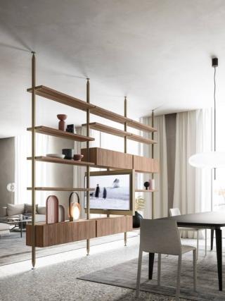 Il sistema componibile Antis di Alf DaFrè è caratterizzato dalla struttura a montanti verticali, da pavimento a soffitto, ed è attrezzato per sostenere le numerose mensole e contenitori. Si tratta di un modello molto flessibile che offre un'ampia libertà compositiva. La struttura e il porta Tv sono in metallo verniciato Nickel; le mensole e i contenitori sospesi sono in Nobilitato Noce naturale. Misura L 394 x P 46 x H 300 cm. Prezzo su richiesta. www.alfdafre.it Il sistema componibile Antis di Alf DaFrè è caratterizzato dalla struttura a montanti verticali, da pavimento a soffitto, ed è attrezzato per sostenere le numerose mensole e contenitori. Si tratta di un modello molto flessibile che offre un'ampia libertà compositiva. La struttura e il porta Tv sono in metallo verniciato Nickel; le mensole e i contenitori sospesi sono in Nobilitato Noce naturale. Misura L 394 x P 46 x H 300 cm. Prezzo su richiesta. www.alfdafre.it