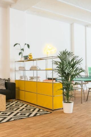 La parete divisoria fa parte dell'iconico sistema modulare USM Haller, con il caratteristico sistema di giunzione in ottone cromato e i tubi di collegamento in acciaio cromato che danno vita alla struttura portante su cui si innestano i pannelli di rivestimento in metallo, disponibile in quattordici varianti di colore. È pratica e funzionale e può essere realizzata in base alle esigenze del cliente. Misura L 227,3 x P 35 x H 162 cm. Prezzo 4.870 euro. https://shops.usm.com La parete divisoria fa parte dell'iconico sistema modulare USM Haller, con il caratteristico sistema di giunzione in ottone cromato e i tubi di collegamento in acciaio cromato che danno vita alla struttura portante su cui si innestano i pannelli di rivestimento in metallo, disponibile in quattordici varianti di colore. È pratica e funzionale e può essere realizzata in base alle esigenze del cliente. Misura L 227,3 x P 35 x H 162 cm. Prezzo 4.870 euro. https://shops.usm.com