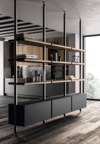 Divide la cucina dalla zona giorno la libreria modulare Free di Arredo3 che è caratterizzata da una struttura leggera ed ecosostenibile in alluminio verniciato titanio e dotata di contenitori in PET Lavagna maxximatt e mensole in laminato noce America; offre un'ampia libertà compositiva e consente di integrare il vano Tv o la postazione home office. È disponibile in numerose finiture e può essere attrezzata con vassoi, moduli portabottiglie, ripiani con sponda anti-rovesciamento e cestoni. Può essere montata a soffitto, cielo-terra, e posizionata a centro stanza fungendo da separatore fra ambienti diversi anche in sottotetti. Prezzo su richiesta. www.arredo3.it Divide la cucina dalla zona giorno la libreria modulare Free di Arredo3 che è caratterizzata da una struttura leggera ed ecosostenibile in alluminio verniciato titanio e dotata di contenitori in PET Lavagna maxximatt e mensole in laminato noce America; offre un'ampia libertà compositiva e consente di integrare il vano Tv o la postazione home office. È disponibile in numerose finiture e può essere attrezzata con vassoi, moduli portabottiglie, ripiani con sponda anti-rovesciamento e cestoni. Può essere montata a soffitto, cielo-terra, e posizionata a centro stanza fungendo da separatore fra ambienti diversi anche in sottotetti. Prezzo su richiesta. www.arredo3.it
