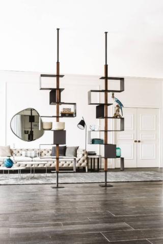 La libreria centrostanza con fissaggio a soffitto Tokyo di Cattelan Italia è scenografica e  originale: la struttura e i ripiani sono in acciaio goffrato, disponibile in quattro fniture diverse, e inserti in noce Canaletto o rovere bruciato. Misura L 68 x P 68 x H 300 cm. Prezzo a partire da 1.786 euro. www.cattelanitalia.com La libreria centrostanza con fissaggio a soffitto Tokyo di Cattelan Italia è scenografica e  originale: la struttura e i ripiani sono in acciaio goffrato, disponibile in quattro fniture diverse, e inserti in noce Canaletto o rovere bruciato. Misura L 68 x P 68 x H 300 cm. Prezzo a partire da 1.786 euro. www.cattelanitalia.com