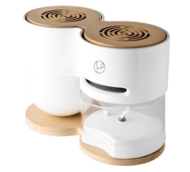Pelty casse musica bianche non utilizza cavi elettrici e batterie ma il calore generato dal bioetanolo per riprodurre la musica, con base in legno su cui poggia la struttura in ceramica Pelty casse musica bianche non utilizza cavi elettrici e batterie ma il calore generato dal bioetanolo per riprodurre la musica, con base in legno su cui poggia la struttura in ceramica