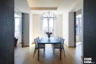 Sala da pranzo dell'appartamento sottotetto con ampio tavolo allungabile, Filigree di Molteni&C. (www.molteni.it), in rovere grigio con struttura in cromo nero. Della stessa azienda, sedie Dart con rivestimento in tessuto grigio. Porte scorrevoli Velaria di Rimadesio (www.rimadesio.it). Sala da pranzo dell'appartamento sottotetto con ampio tavolo allungabile, Filigree di Molteni&C. (www.molteni.it), in rovere grigio con struttura in cromo nero. Della stessa azienda, sedie Dart con rivestimento in tessuto grigio. Porte scorrevoli Velaria di Rimadesio (www.rimadesio.it).