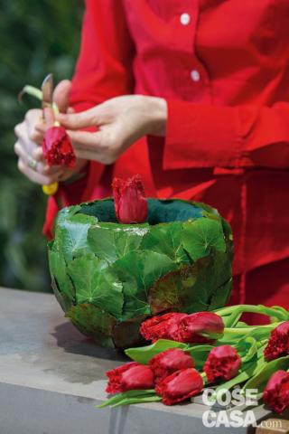 Accorciare gambi tulipani per composizione floreale Accorciare gambi tulipani per composizione floreale