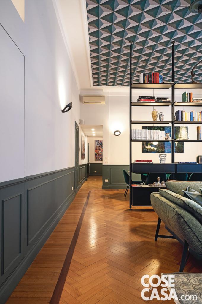 In questa casa il rinnovamento si affida molto al colore, attraverso l'utilizzo della boiserie dipinta grigio-petrolio opaco, con battiscopa alto e profili importanti , tinta ripresa anche nella carta da parati a soffitto. Progetto: Studio Andrea Castrignano, http://www.andreacastrignano.it -  Foto: Armando Moneta. In questa casa il rinnovamento si affida molto al colore, attraverso l'utilizzo della boiserie dipinta grigio-petrolio opaco, con battiscopa alto e profili importanti , tinta ripresa anche nella carta da parati a soffitto. Progetto: Studio Andrea Castrignano, http://www.andreacastrignano.it -  Foto: Armando Moneta.