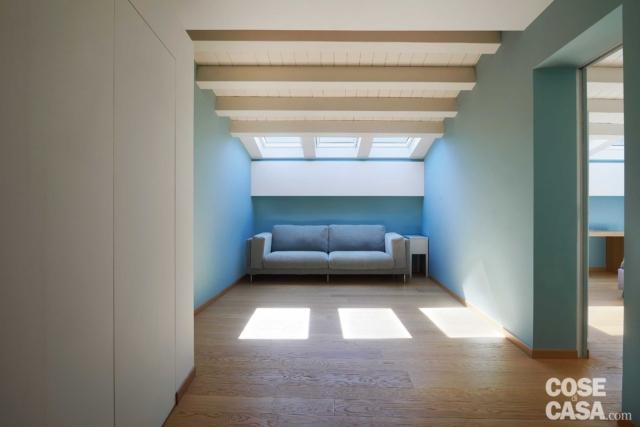 Arredare il sottotetto, ambiente di passaggio da adibire a camera per gli ospiti con divano grigio sotto finestre Velux. Arredare il sottotetto, ambiente di passaggio da adibire a camera per gli ospiti con divano grigio sotto finestre Velux.
