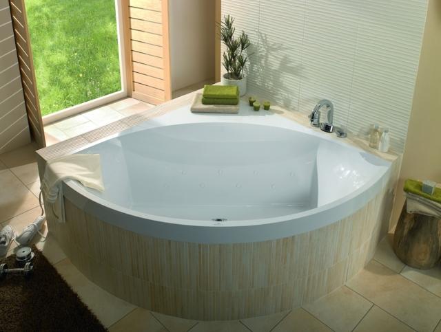 vasca angolare in Quaril®, collezione Squaro di Villeroy & Boch. Misura L 145 x P 145 cm vasca angolare in Quaril®, collezione Squaro di Villeroy & Boch. Misura L 145 x P 145 cm