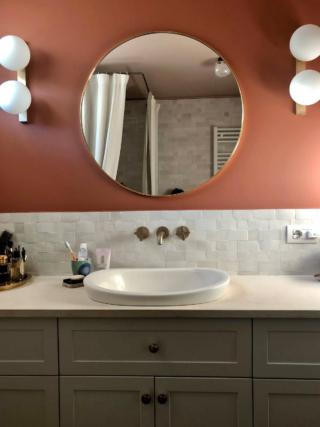 vista piano con specchio e luci