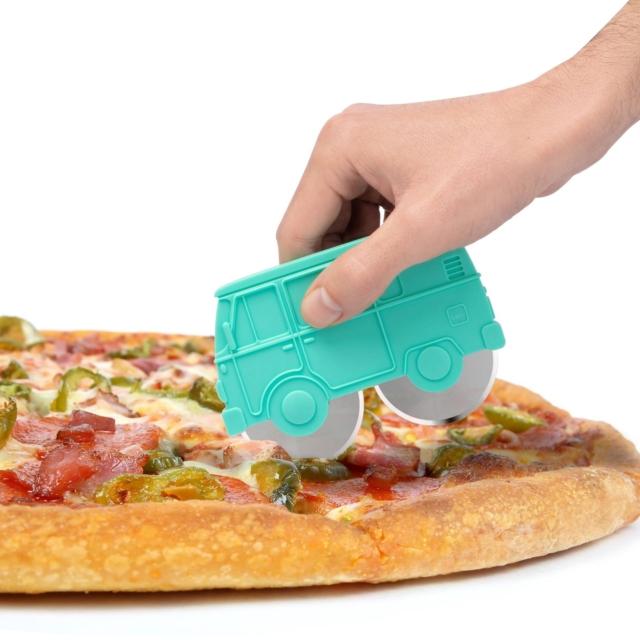 tagliapizza Van di Balvi realizzato in materiale plastico ABS con ruote in acciaio inossidabile tagliapizza Van di Balvi realizzato in materiale plastico ABS con ruote in acciaio inossidabile