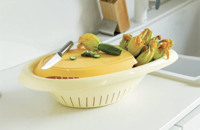 scolatutto Folia di Bama, ovale, può essere appoggiato ai bordi del lavello (di qualsiasi forma) per permettere la scolatura. È accompagnato da un tagliere scolatutto Folia di Bama, ovale, può essere appoggiato ai bordi del lavello (di qualsiasi forma) per permettere la scolatura. È accompagnato da un tagliere
