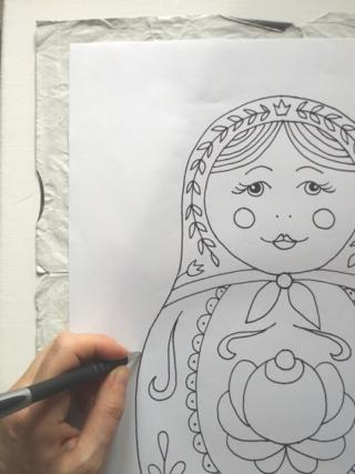 Fissate il disegno al centro della tela con il nastro carta Fissate il disegno al centro della tela con il nastro carta