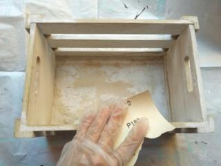 Cassetta di legno trasformata in contenitore per libri e giocattoli 6 Cassetta di legno trasformata in contenitore per libri e giocattoli 6