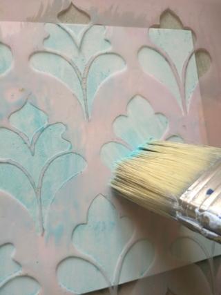 2. Passate il colore sullo stencil con un pennello grande 2. Passate il colore sullo stencil con un pennello grande