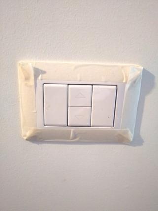 Proteggere con il nastro carta tutte le cose con andranno dipinte. Proteggere con il nastro carta tutte le cose con andranno dipinte.