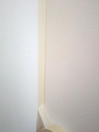 Posizionare il nastro carta a qualche millimetro dall’angolo per delimitare l’area da dipingere. Posizionare il nastro carta a qualche millimetro dall’angolo per delimitare l’area da dipingere.