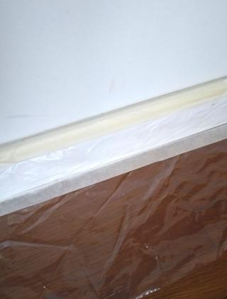 Proteggere con nastro carta e teli il battiscopa e il pavimento. Proteggere con nastro carta e teli il battiscopa e il pavimento.