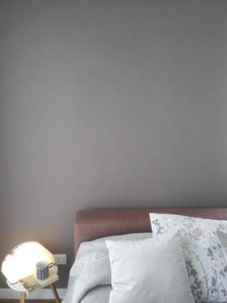 Parete della camera da letto dipinta con una tinta scura. Parete della camera da letto dipinta con una tinta scura.