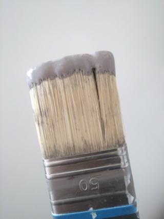 Intingere nel colore solo la punta del pennello. Intingere nel colore solo la punta del pennello.