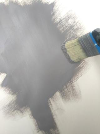 Poi passare il colore a pennellate incrociate, dipingendo nel verso opposto al precedente. Poi passare il colore a pennellate incrociate, dipingendo nel verso opposto al precedente.