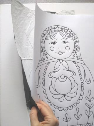 Fissate il disegno al centro della tela con il nastro carta Fissate il disegno al centro della tela con il nastro carta