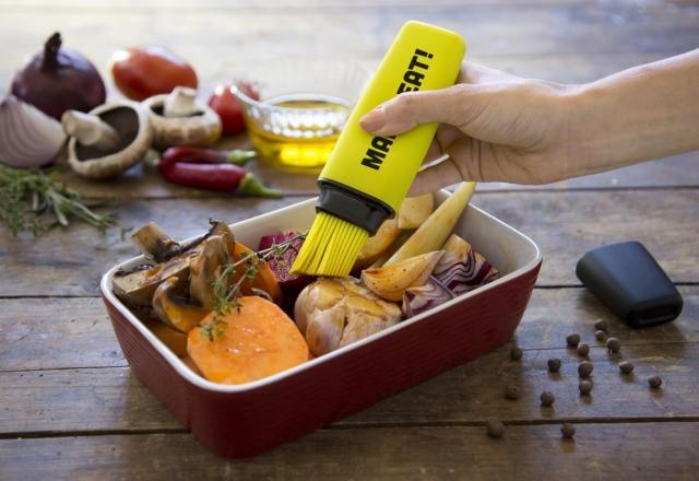 Evidenziatore/pennello da cucina Mark Eat di Dottorgadget sotto il tappo ha un pennello di setole in silicone. È dotato di un serbatoio per contenere l’olio o altri condimenti. Basterà premerlo per aspirare ciò che serve a spennellare Evidenziatore/pennello da cucina Mark Eat di Dottorgadget sotto il tappo ha un pennello di setole in silicone. È dotato di un serbatoio per contenere l’olio o altri condimenti. Basterà premerlo per aspirare ciò che serve a spennellare