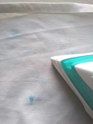 7. Passate il ferro da stiro senza vapore sul rovescio della stoffa per fissare il colore 7. Passate il ferro da stiro senza vapore sul rovescio della stoffa per fissare il colore